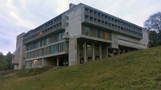 ル・コルビュジエ建築｜ラ・トゥーレット修道院（フランス）