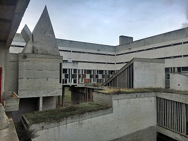 ル・コルビュジエ　ラ・トゥーレット修道院