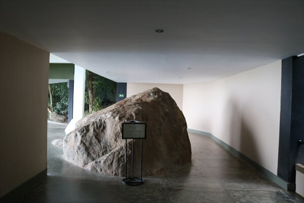 ヘリタンス・カンダラマにて（ダンブッラウィング）｜廊下の中央に巨大な石