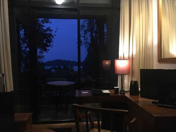 ヘリタンスカンダラマ｜スーペリアルームから外のカンダラマ湖をのぞむ（夜）