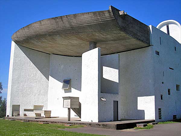 ロンシャンの礼拝堂（ノートル・ダム・デュ・オー礼拝堂）｜ル・コルビュジエ建築｜フランス